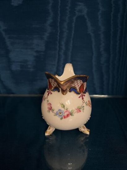 SÈVRES.
Pot à lait tripode en porcelaine...