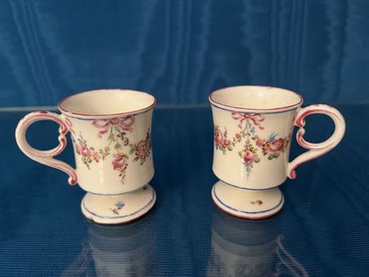 MENNECY.
Pair of small soft-paste porcelain...