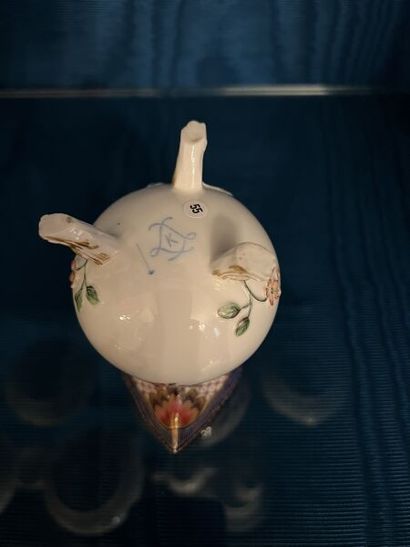 SÈVRES.
Pot à lait tripode en porcelaine...