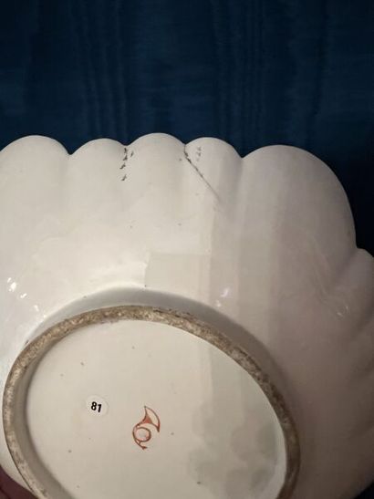 CHANTILLY.
Polylobed soft-paste porcelain...