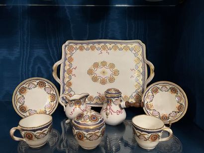 SÈVRES.
Service à café tête à tête en porcelaine...