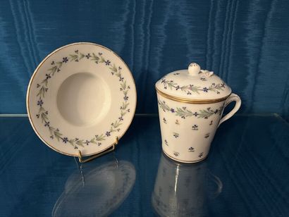 PARIS (Manufacture de la Reine, rue de Thiroux).
Porcelain...