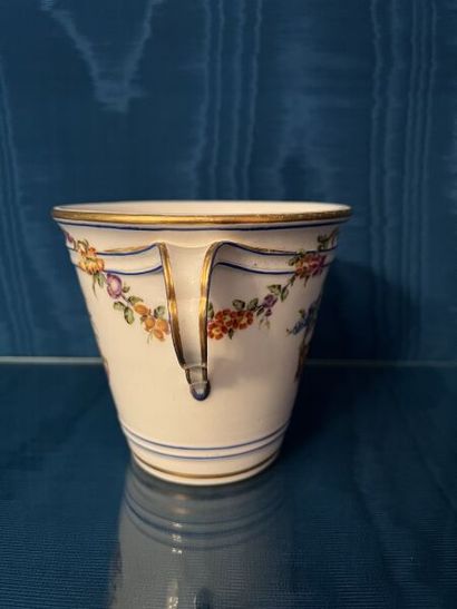 SÈVRES.
Gobelet à lait en porcelaine à décor...