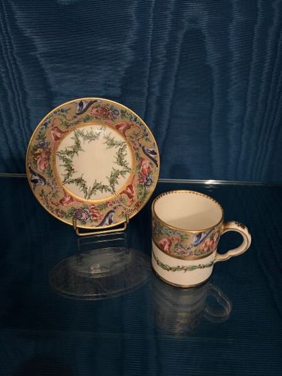 SÈVRES. 
Petite tasse litron et sa sous-tasse...