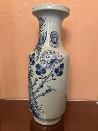 CHINA.
Porcelain baluster vase decorated...