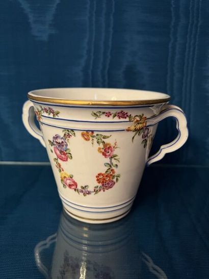 SÈVRES.
Gobelet à lait en porcelaine à décor...