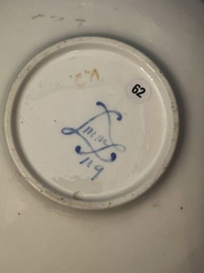 SÈVRES.
Tasse à « anse Boizot » et sa sous-tasse...