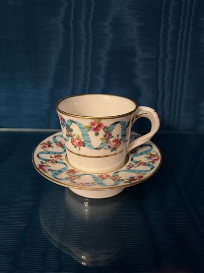 SÈVRES.
Gobelet enfoncé et sa soucoupe en...