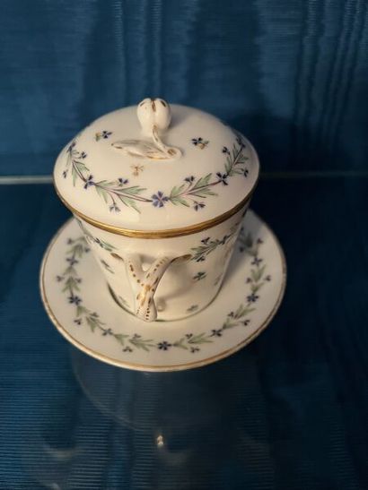 PARIS (Manufacture de la Reine, rue de Thiroux).
Porcelain...