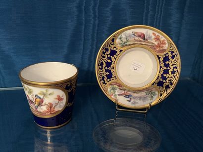 SÈVRES.
Gobelet enfoncé et sa soucoupe en...
