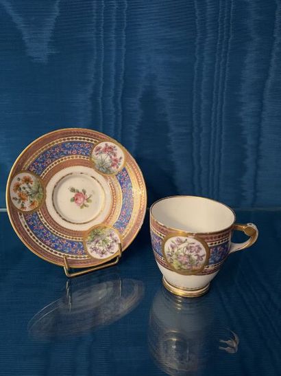 SÈVRES.
Tasse à « anse Boizot » et sa sous-tasse...