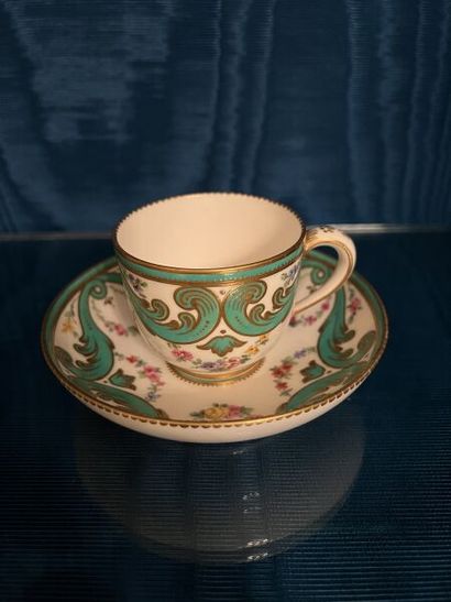 SÈVRES.
Gobelet Bouillard et sa soucoupe...