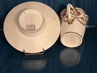 SÈVRES.
Gobelet enfoncé et sa soucoupe en...