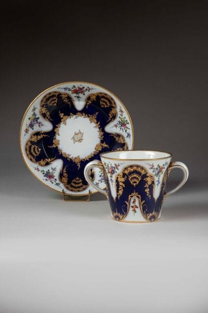 SÈVRES.
Tasse à chocolat et sa soucoupe en...