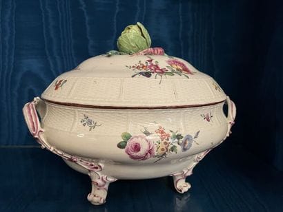 LUDWIGSBURG. 
Large covered porcelain tureen...