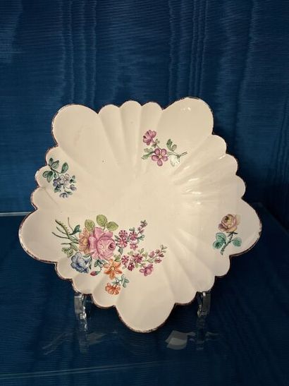 CHANTILLY.
Polylobed soft-paste porcelain...
