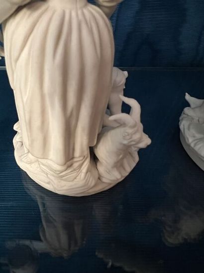 MENNECY.
Two soft porcelain cookie groups,...
