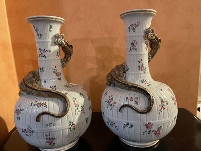 PARIS (Samson). 
Pair of porcelain vase-bottles...