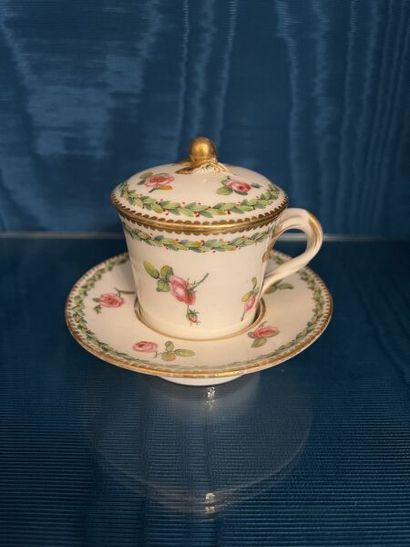 SÈVRES.
Gobelet enfoncé et sa soucoupe en...