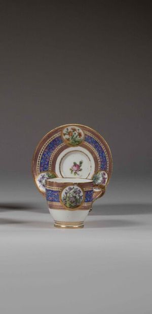 SÈVRES.
Tasse à « anse Boizot » et sa sous-tasse...