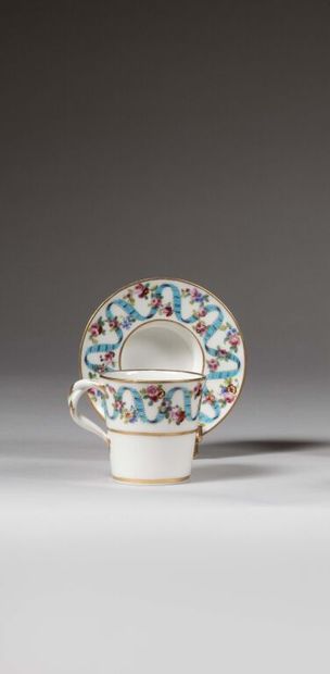 SÈVRES.
Gobelet enfoncé et sa soucoupe en...