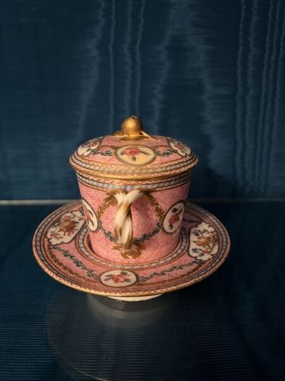 SÈVRES.
Gobelet enfoncé couvert et sa soucoupe...