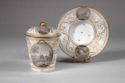 PARIS (Manufacture du Comte de Provence).
Porcelain...