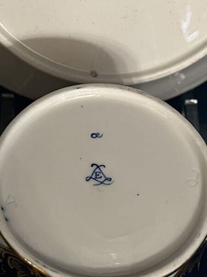 SÈVRES.
Tasse à chocolat et sa soucoupe en...