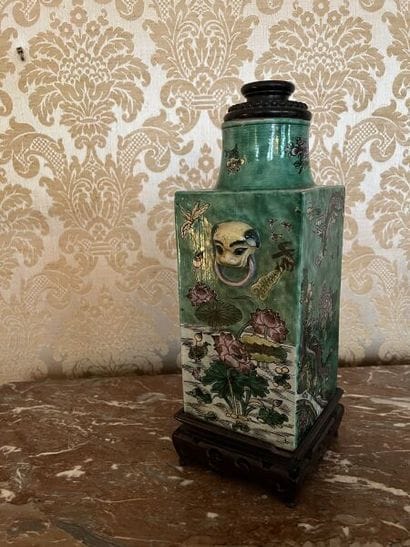 CHINA.
Cong vase in polychrome enameled cookie...