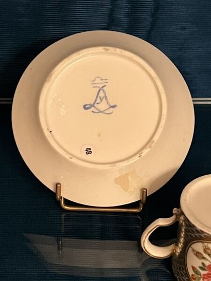 SÈVRES.
Petite tasse litron et sa sous-tasse...