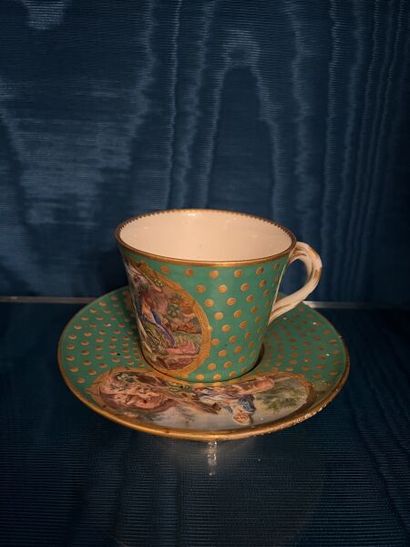 SÈVRES.
Gobelet enfoncé et sa soucoupe en...