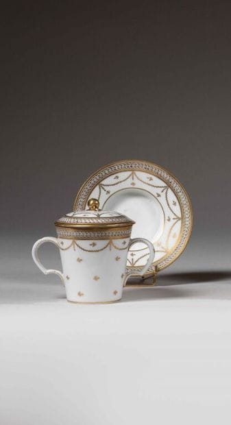 BORDEAUX (Manufacture de Verneuilh et Vanier).
Porcelain...