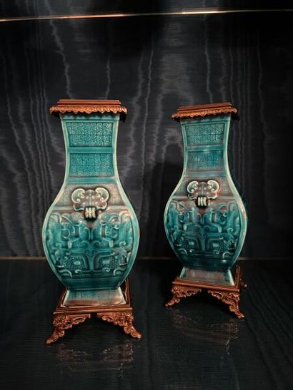 Théodore DECK (1823-1891). 
Paire de vases...