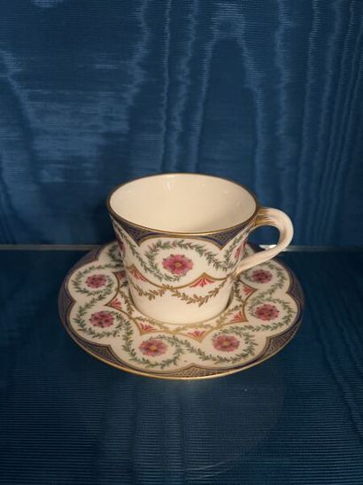 SÈVRES.
Gobelet enfoncé et sa soucoupe en...