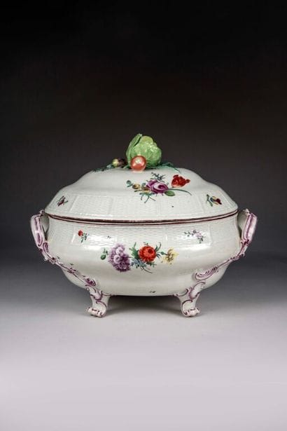 LUDWIGSBURG. 
Large covered porcelain tureen...