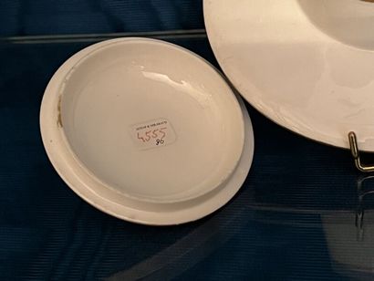 SÈVRES.
Gobelet enfoncé couvert et sa soucoupe...