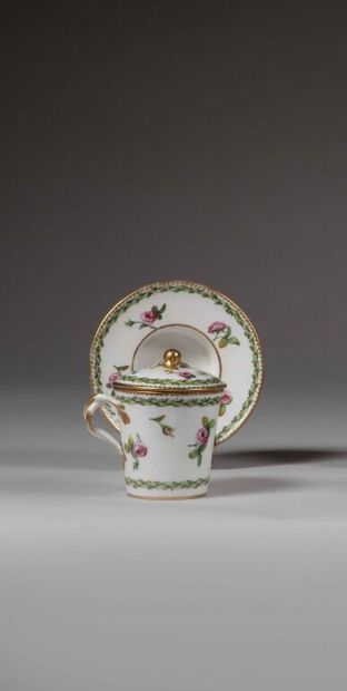 SÈVRES.
Gobelet enfoncé et sa soucoupe en...