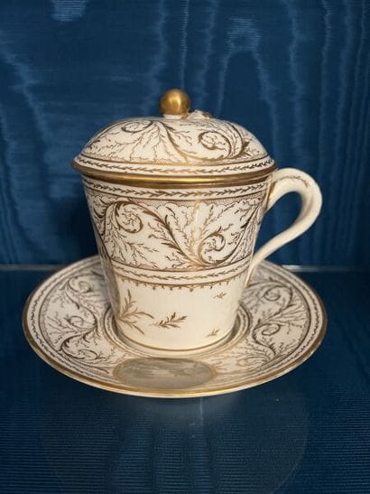 PARIS (Manufacture du Comte de Provence).
Porcelain...