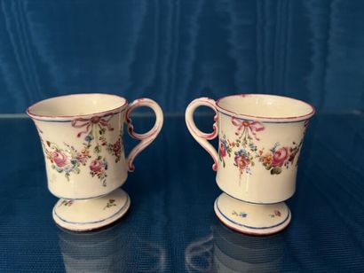 MENNECY.
Pair of small soft-paste porcelain...