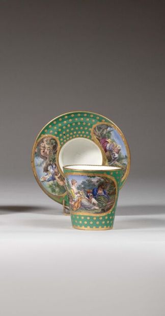 SÈVRES.
Gobelet enfoncé et sa soucoupe en...