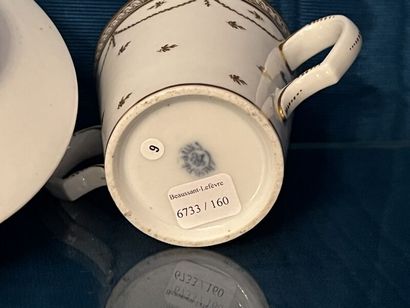 BORDEAUX (Manufacture de Verneuilh et Vanier).
Porcelain...