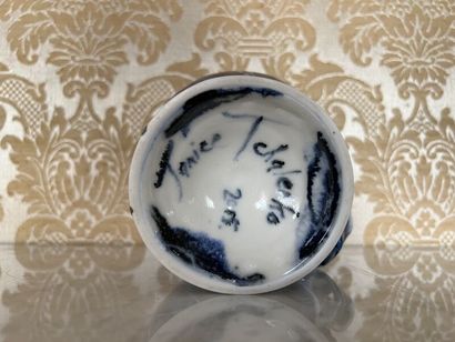 Janice TCHALENKO (XXe siècle).
Coupe sur...
