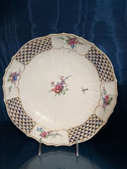 SÈVRES.
Suite of three porcelain rimmed bowls...