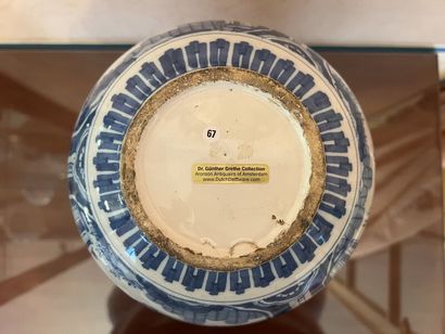 DELFT.
Earthenware double gourd vase with...
