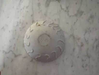 École contemporaine. 
Petite coupe en porcelaine...