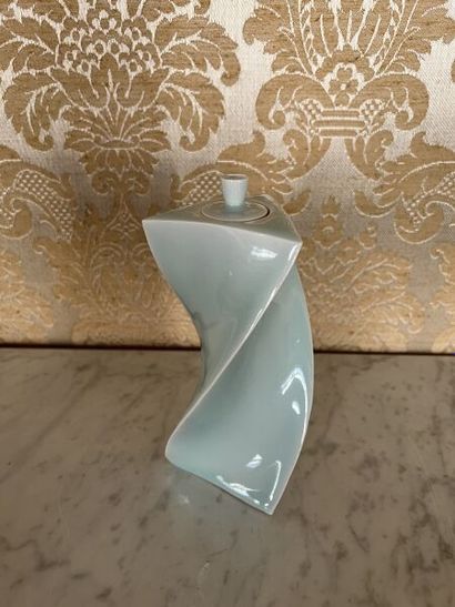 Akira YAGI (né en 1955). 
Vase couvert tourné...