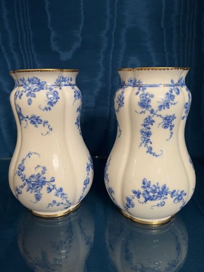 SÈVRES.
Paire de vases Indiens en porcelaine...