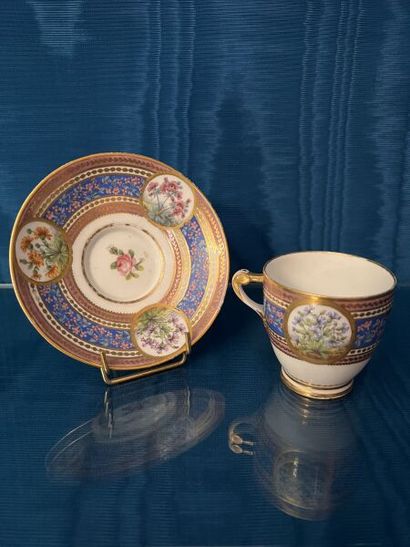 SÈVRES.
Tasse à « anse Boizot » et sa sous-tasse...