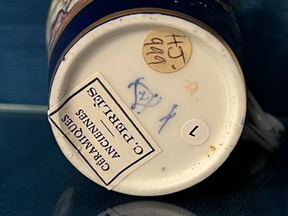 SÈVRES.
Gobelet enfoncé et sa soucoupe en...