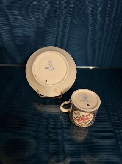 SÈVRES.
Petite tasse litron et sa sous-tasse...